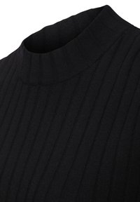 Zwarte geribde coltrui met een hoge hals en een zachte textuur. De stof heeft verticale strepen, wat de gestructureerde uitstraling versterkt.