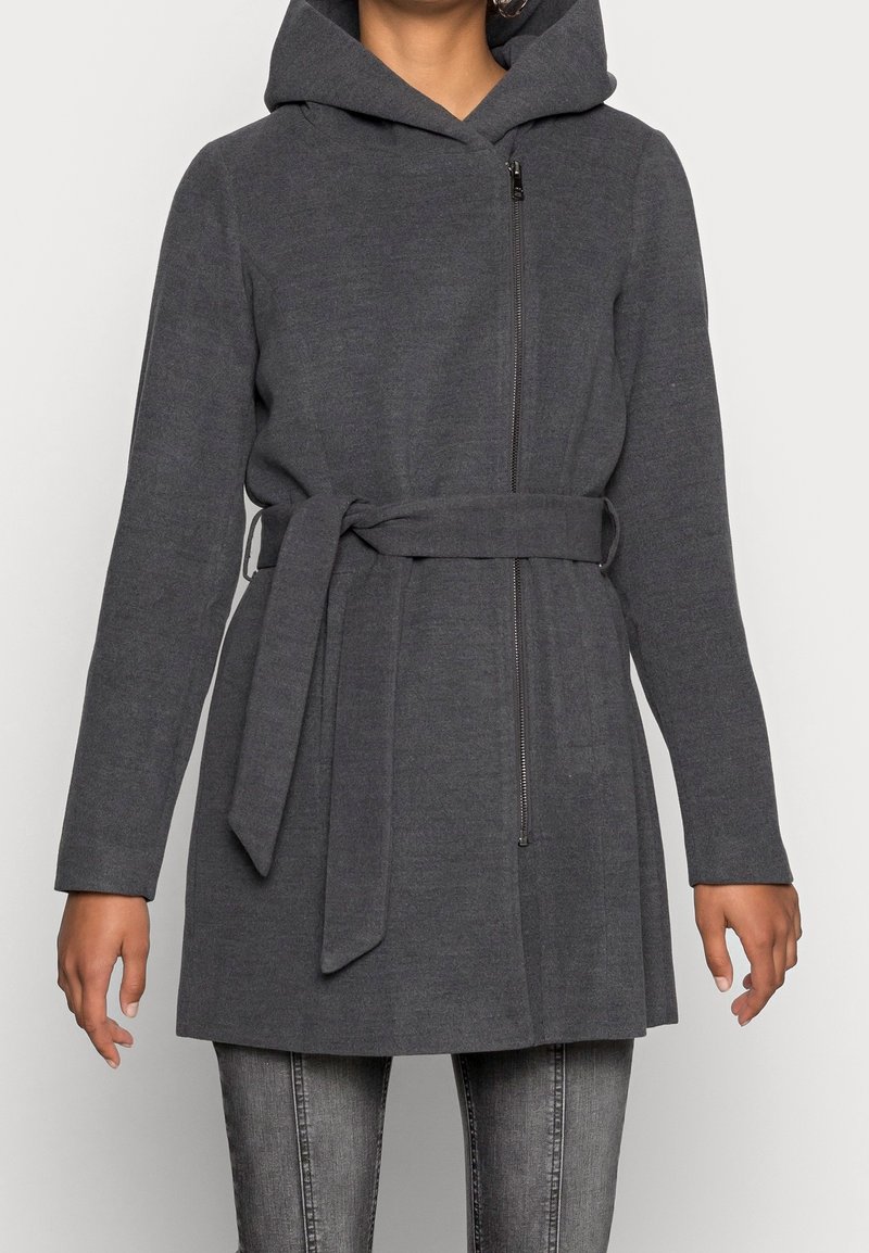 Abrigo gris con capucha, cierre de cremallera, cinturón ajustable y mangas largas, confeccionado en tela texturizada. Presenta un corte sencillo y recto.