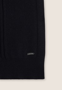 Maglione nero a maglia con polsini e orlo a costine, corpo testurizzato e piccolo dettaglio con logo "Freddy" in argento.