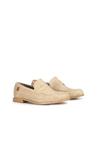 Zapatos de lona de paja trenzada en beige, con punta redondeada y bajo tacón de goma. Presentan costuras decorativas y un pequeño detalle de logo.