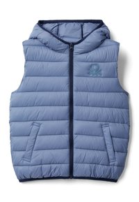 Ljusblå puffer-väst med huva, som har ett horisontellt quiltat mönster, dragkedjestängning och en liten broderad logotyp på ena sidan.