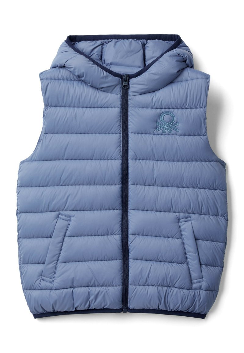 Ljusblå puffer-väst med huva, som har ett horisontellt quiltat mönster, dragkedjestängning och en liten broderad logotyp på ena sidan.