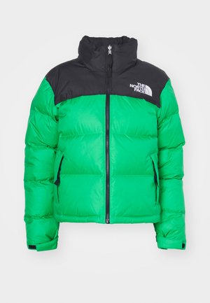 Giacca a vento verde con una sezione superiore nera, dotata di zip frontale, colletto alto e due tasche laterali. Materiale lucido e imbottito.