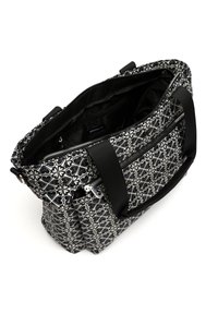 Černobílá taška přes rameno s dekorací srdcí, s zipem nahoře, dvojitými černými popruhy a několika vnitřními kapsami.