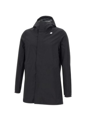 Giacca nera impermeabile con cappuccio, maniche lunghe, chiusura frontale con zip e dettaglio del logo sul petto. Trama liscia e design minimalista.