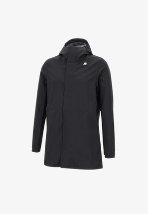 Giacca nera impermeabile con cappuccio, maniche lunghe, chiusura frontale con zip e dettaglio del logo sul petto. Trama liscia e design minimalista.