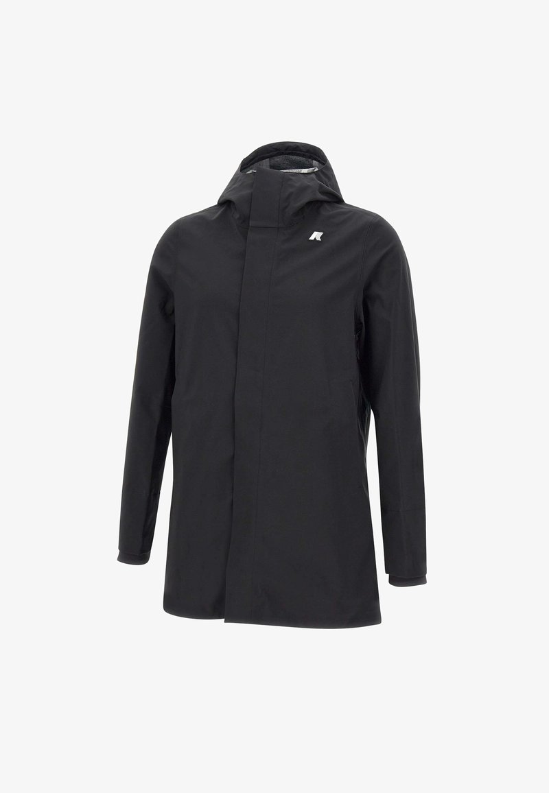 Giacca nera impermeabile con cappuccio, maniche lunghe, chiusura frontale con zip e dettaglio del logo sul petto. Trama liscia e design minimalista.