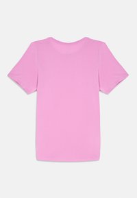 Enkel lys rosa t-skjorte med korte ermer lagt flatt, vist fra baksiden med rund hals på hvit bakgrunn.