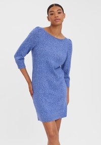 Robe tricotée bleue avec des manches trois-quarts, un col rond et une texture douce. Présente une silhouette ajustée et un ourlet côtelé.