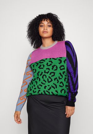 Pull en tricot avec un mélange de couleurs : violet, vert avec imprimé léopard, et gris avec des tourbillons orange. Manches longues et col côtelé.