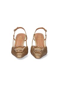 Tacones slingback de bronce con un diseño tejido texturizado, puntera cuadrada y adornados con lentejuelas en la correa delantera. Detalles en dorado.