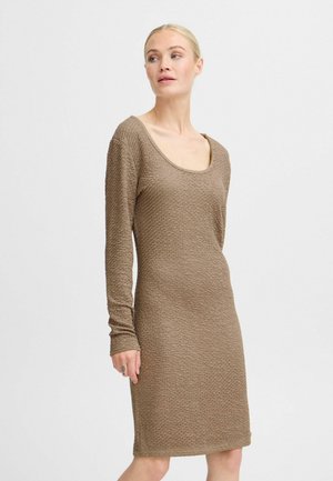 Långärmad, brun klänning med en texturerad bikake-mönster. Rundad halsringning och figurnära silhuett, som sträcker sig till knäna.