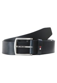 Cinturón de cuero negro con hebilla de metal plateado, que presenta una forma rectangular y un acento de logotipo. Textura suave con bordes limpios.