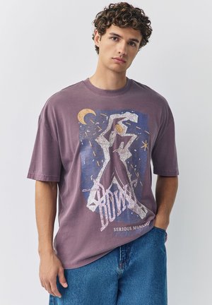 Next LICENSE REGULAR - Apdrukāts T-krekls - purple david bowie