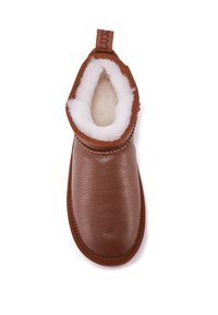 Stivaletto in pelle marrone con una morbida fodera in pelliccia color crema, caratterizzato da un bordo cucito e da un piccolo passante sul retro per facilitare l'indossamento.