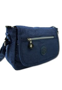 Navyblaue Umhängetasche aus strukturiertem Stoff, mit einer Reißverschlusstasche vorne, einem runden Markenlogo und einem verstellbaren Trageriemen.