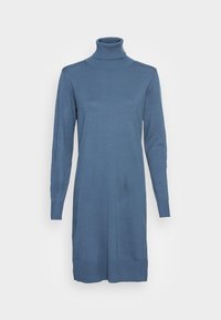 Robe en tricot à col montant bleue, manches longues, texture côtelée et design ajusté avec une finition droite, offrant une silhouette décontractée.