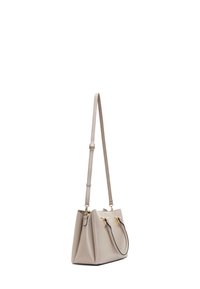 Sac à main en cuir beige avec une forme structurée, matériel en ton or, doubles poignées et une bandoulière amovible. Texture lisse, design minimaliste.