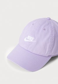 Boné lilás com aba curvada, feito de tecido texturizado, com o logótipo branco bordado da Nike no painel frontal.