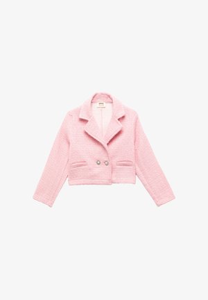 Chaqueta rosa cortada hecha de un tejido texturizado, con cuello muescado, cierre de doble botón y dos bolsillos frontales con acentos decorativos.