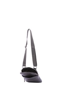 Borsa a tracolla in materiale nero testurizzato con chiusura a zip e tracolla grigia con branding impresso. Design compatto con un solo scomparto.