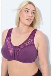 Paarse beha met bloemenkant trim, voor sluiting en brede bandjes. Zachte stof met een gladde textuur en decoratieve stiksels.
