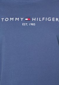 Tommy Hilfiger LOGO TEE - T-shirt estampada - faded indigo