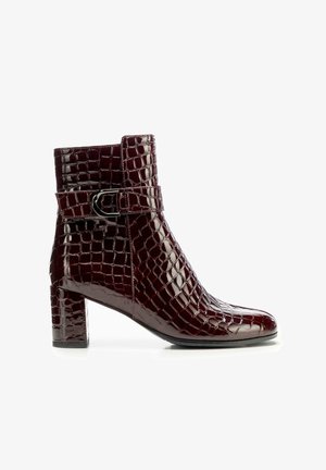 Burgunderfarbene Patelleder-Stiefelette mit Krokodilstruktur, quadratischer Zehenform, seitlichem Schnallen-Detail und blockartigem Absatz.