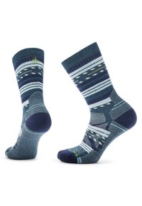 Calcetines de punto con un patrón geométrico en azul oscuro y verde azulado, con rayas y acentos. Tejido suave con detalles reforzados en la puntera y el talón.