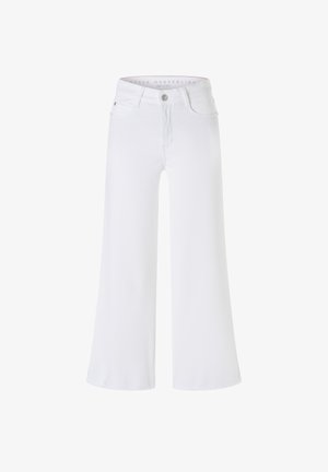 Weiße Jeans mit weitem Bein, vorne mit Knopf- und Reißverschluss, zwei Taschen vorne und Gürtelschlaufen, dargestellt vor einem einfarbigen weißen Hintergrund.