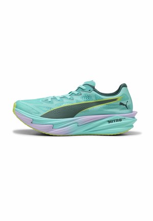 Ανοιχτό μπλε και μωβ παπούτσι τρεξίματος Puma με μαύρο λογότυπο και παχιά μαξιλαριωτή σόλα με την ετικέτα Nitro Elite, εμφανιζόμενο από το πλάι σε λευκό φόντο.
