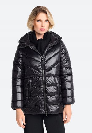 Schwarze Daunenjacke mit Reißverschluss vorne, Kapuze und seitlichen Taschen. Sie hat eine glänzende, gesteppten Textur und ein dickes, isoliertes Design.