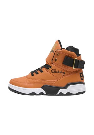 Sneaker arancione alta con stringhe nere, suola bicolore nera e bianca, cinturino imbottito alla caviglia con fibbia e marchio "Patrick Ewing" sul lato.