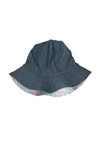 Cappello a secchi blu in denim con una vasta visiera e fodera interna a motivo floreale; presenta dettagli cuciti e una corona arricciata per una vestibilità migliore.