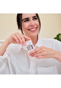 Container van alessandro express nagelverharder, rechthoekig met een overwegend witte buitenkant, voorzien van zwarte tekst en een glanzende afwerking.