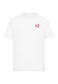 T-shirt bianca in cotone con una piccola grafica di ciliegia rosa sul lato sinistro del petto, dotata di un classico colletto a girocollo e maniche corte.