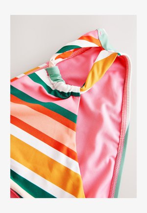 Meer kleuren zwemtop met horizontale strepen in roze, oranje, groen en wit, met een geplooide halslijn en een gladde textuur.