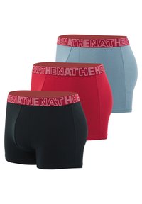 Trois paires de boxers pour hommes : noir, rouge et bleu clair. Chacune présente une ceinture élastique rouge avec un logo blanc et une texture de tissu lisse.