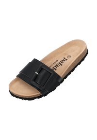 Sandale noire à talon plat avec une large bride texturée et une grande boucle rectangulaire. Semelle intérieure type liège et semelle en caoutchouc noir texturé.