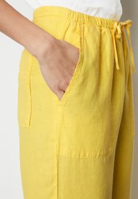 Marc O'Polo PANTS JOGGER STYLE STRAIGHT LEG MEDIUM WAIST DRAWSTRING - Broek - corn yellow