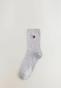 Grijs en paars gestreepte sok met een geribbelde manchet en een lichtgrijze teen. Bevat een klein geborduurd detail van een bruine Hooglander.