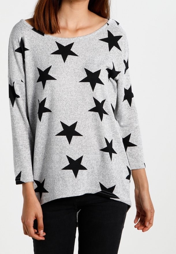 Grijze longsleeve top met een brede halslijn, versierd met zwarte sterrenpatronen. De stof lijkt zacht met een relaxte pasvorm en zijsplitten aan de zoom.