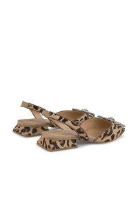 Slingback-skor med leopardmönster och låg, blockklack, med en dekorativ kristalldetalj. Tillverkade av mjukt tyg.