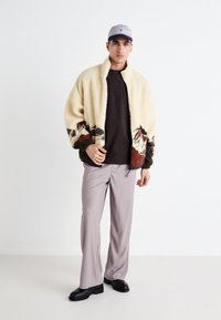 Jack & Jones JORMOUNTAIN ZIP JACKET - Könnyű dzseki - ecru