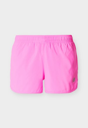 Felle roze sportshorts met een elastische tailleband en een klein reflecterend New Balance-logo op het rechterbeen.