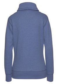 Felpa azzurra chiara con colletto alto ripiegato e maniche lunghe. Presenta una vestibilità rilassata, polsini a coste e una texture liscia.