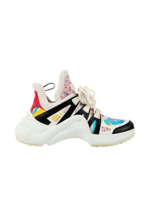 Masywny sneaker z białą podstawą, czarnymi paskami, wielokolorowymi abstrakcyjnymi wzorami, grubą rzeźbioną podeszwą i białymi sznurowadłami, widziany z boku.