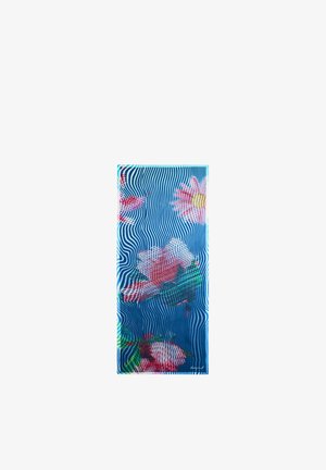 Blåt rektangulært tørklæde med store lyserøde og røde blomster, grønne blade og bølgede hvide linjer, der skaber en optisk illusion.