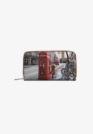 Portafoglio con zip stampato con una strada di Londra che presenta una cabina telefonica rossa, un autobus a due piani, una donna che cammina, biciclette, il Big Ben e bandiere dell'Union Jack.