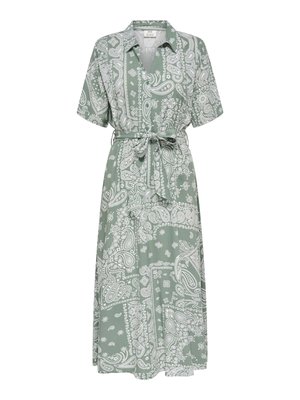 Vestito midi verde con stampa paisley bianca, maniche corte, colletto e cintura in tessuto annodata in vita.